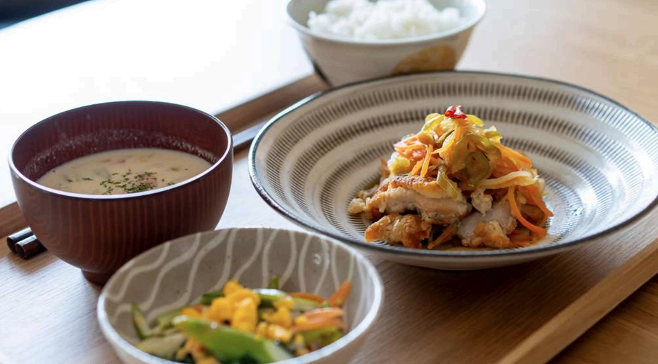 施設内で手作りされた和食のお膳の写真