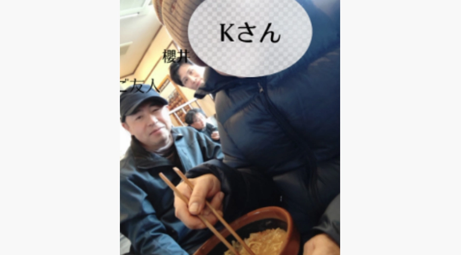 入居者がラーメン屋で外食する写真