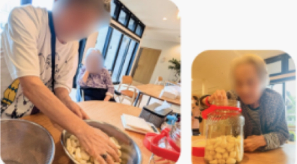 施設内で入居者たちがらっきょうを漬けている写真