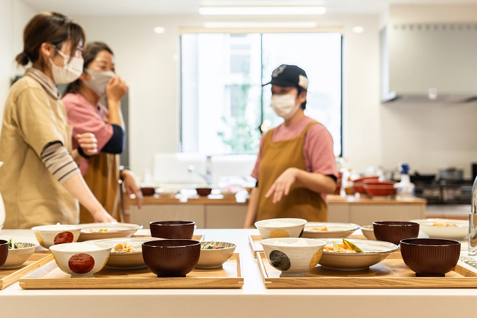 ビーズの家施設内の食事作り風景hさ新